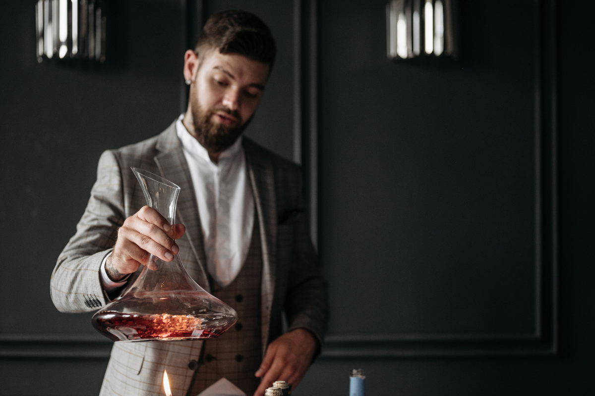 Decantar vino: por qué vale la pena y cómo hacerlo bien